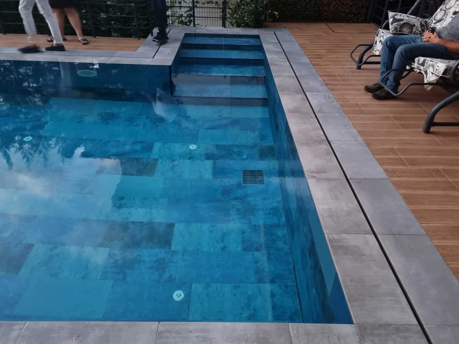 Temiz ve berrak suyuyla göz alıcı bir yüzme havuzu